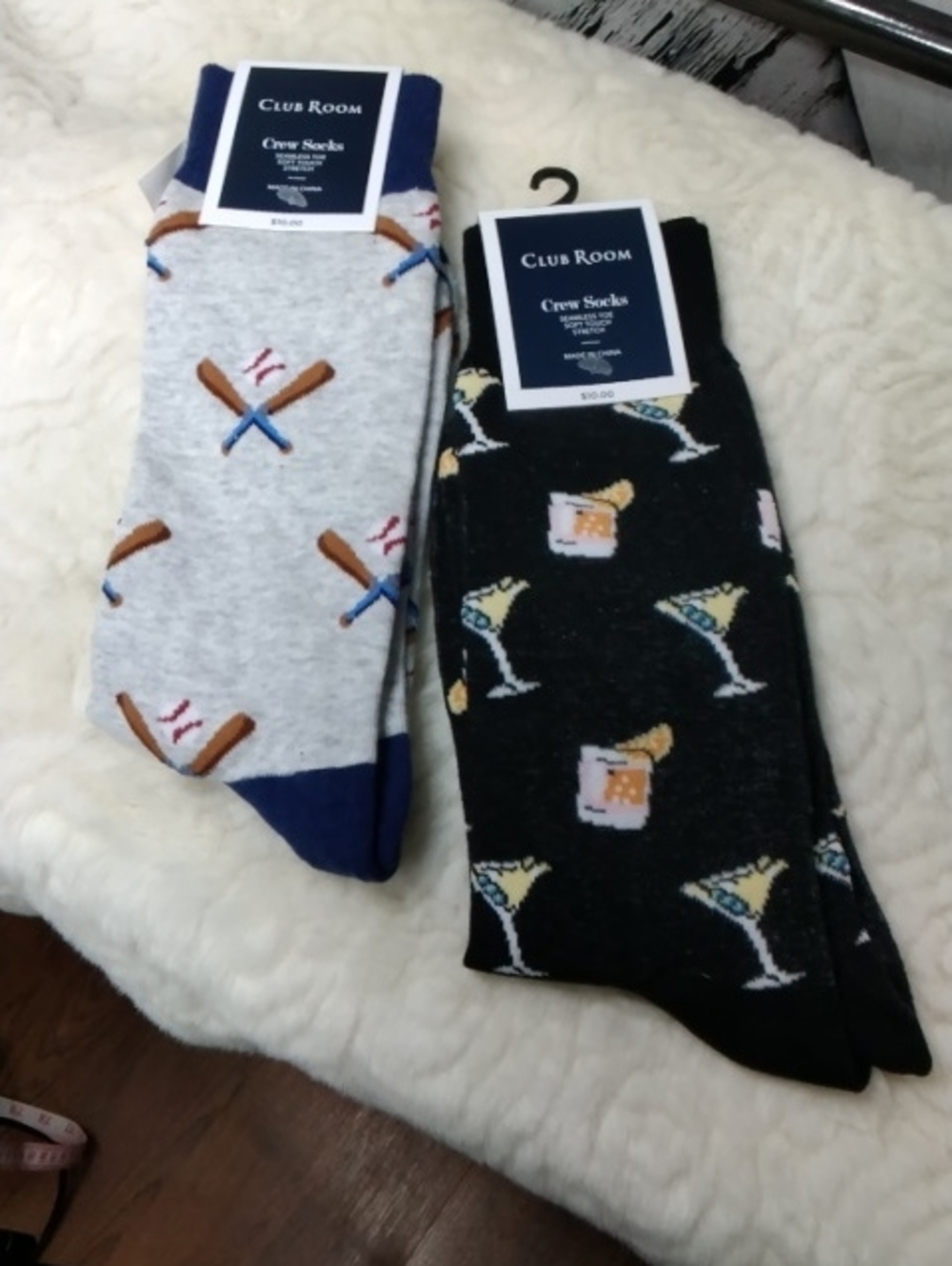Club Room Mens Crew Socks 4 Pair- Gray with Navy & Black with Multi-Drink Motifs
